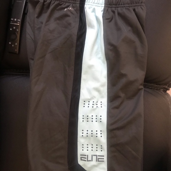 Nike Youth’s Elite Basketball Short Sz L and XL - Picture 3 of 5
